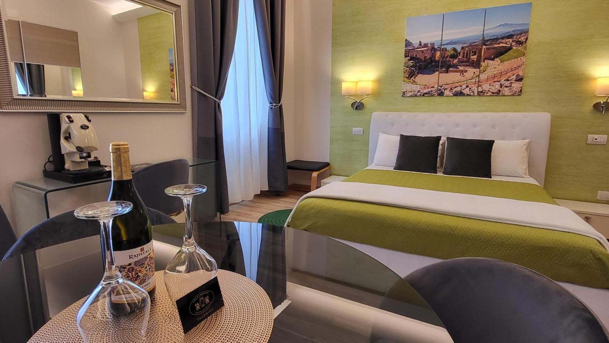 I Due Grifoni Studio Flat Taormina Bagian luar foto