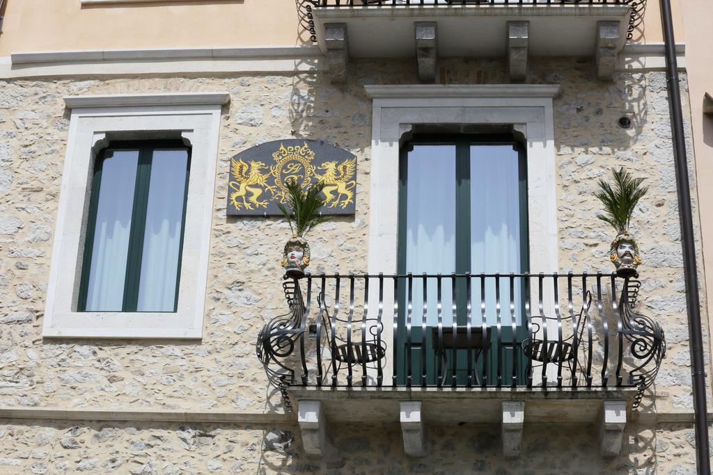 I Due Grifoni Studio Flat Taormina Bagian luar foto